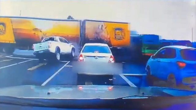 [動画0:12] 暴走フルトレーラー、交差点に突っ込み車両を一掃