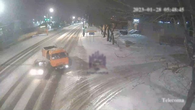 [動画0:13] 凍結した路面、ダンプトラックが停止できず前方の左折車を弾き飛ばす