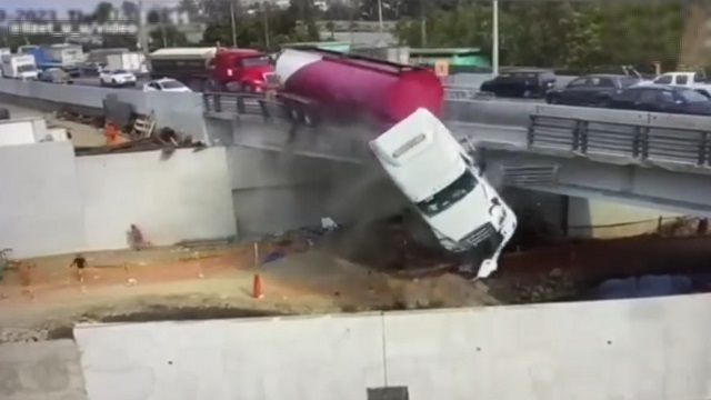 [動画2:48] トレーラー、橋の欄干を突き破って転落