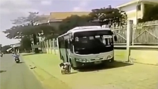 [動画0:28] バスの運転手、降りたばかりの少女に気付かず発進してしまう