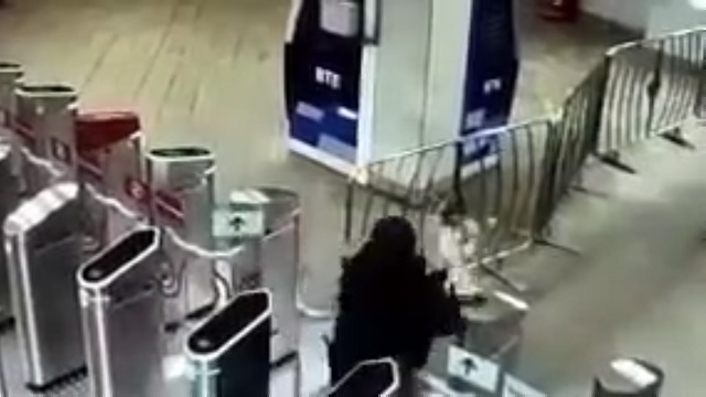 [動画0:03] ロシア人の男「地下鉄の改札は、ガラス扉を割って通る♪」