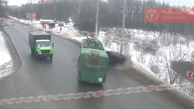 [動画1:29] 道を譲ってもらったトロリーバス、乗用車に突っ込まれる
