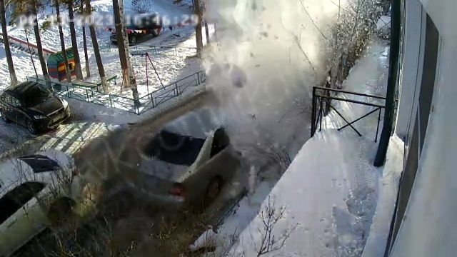 [動画1:26] 妊婦さんの運転する車、落雪で破壊される