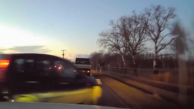 [動画0:24] 突然目の前に割り込んでくる車、めっちゃ転がる