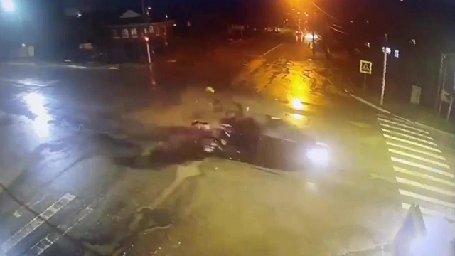 [動画0:24] 無免許運転のライダーが猛スピードで衝突、バイクが粉々に弾け飛ぶ