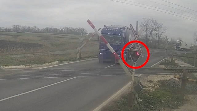 [動画0:51] 強引に踏切を渡るトラック、作業員ブチ切れｗ