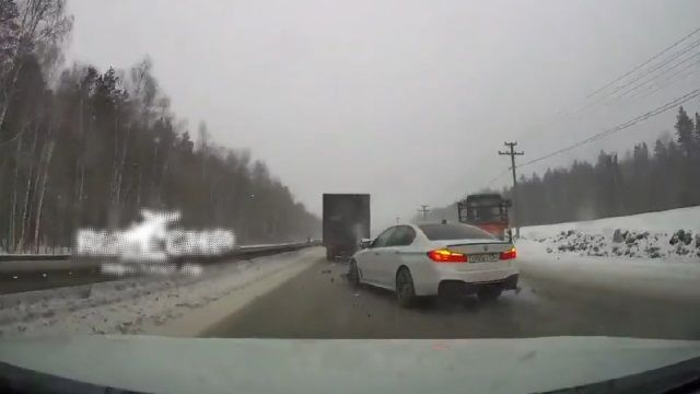 [動画0:14] BMW、割り込んできたトラックを避けてトラクターに突っ込む