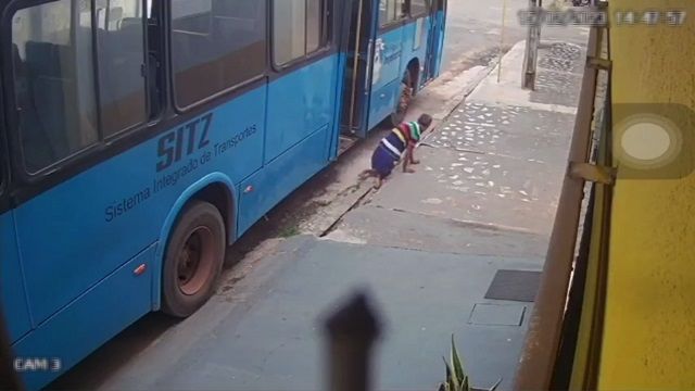 [動画0:28] 運転手も介助しないの・・・？足の不自由な男性がバスに轢かれる