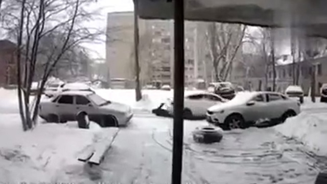 [動画0:43] 車に押されながらリアバンパーを叩く女性、お怒りになる