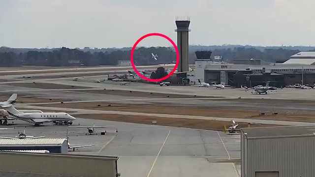 [動画0:30] 飛行訓練中の軽飛行機、空港に墜落