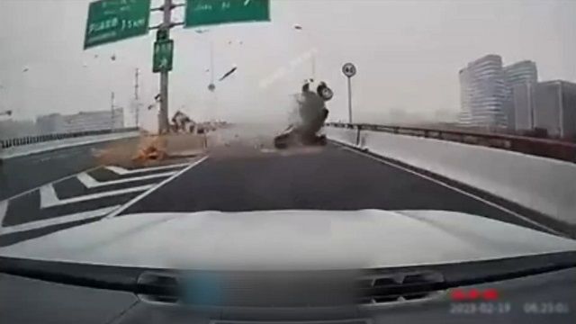 [動画0:30] ヤバすぎ・・・、クッションドラムに衝突したけど高速道路から落下