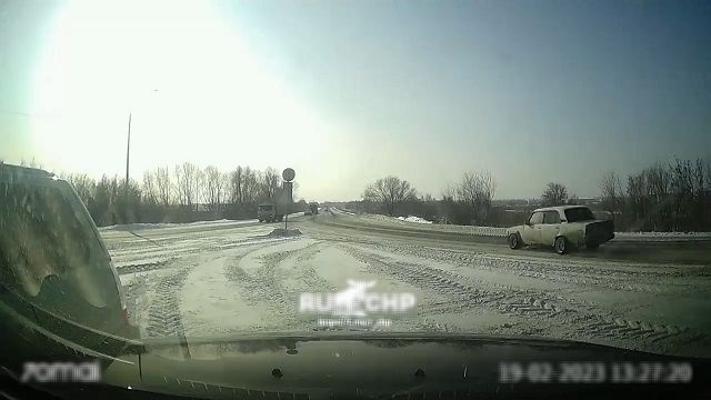 [動画0:44] 雪道でドリフト失敗、大型トラックに突っ込む