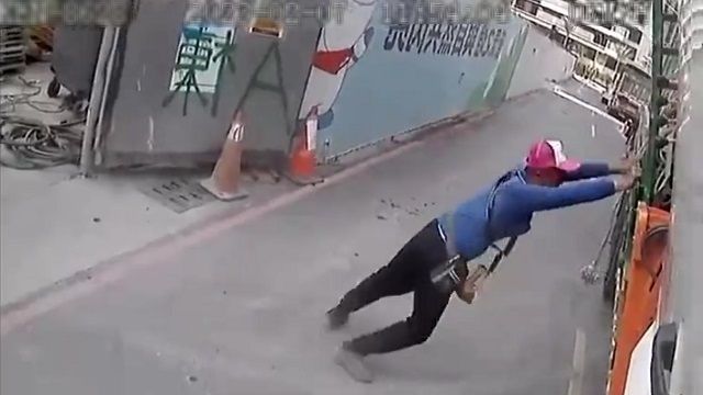 [動画0:25] 建設作業員さん、倒れるトラッククレーンを支えようとしてしまう