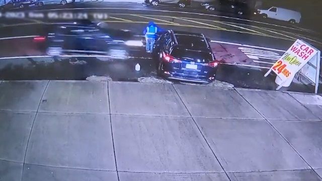 [動画2:02] 道路脇で洗車をしていた男性、突っ込んできた車に潰される