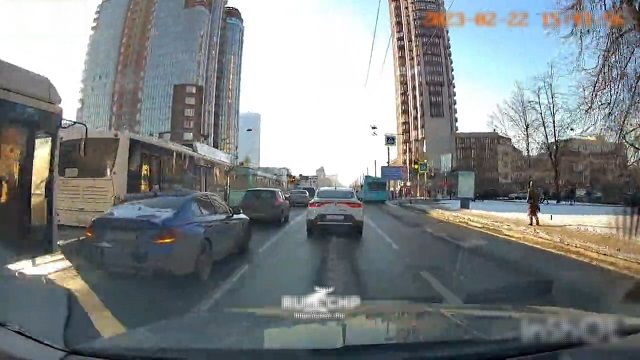 [動画0:18] 強引すぎる、赤信号で停止した車を避けて進もうとする車