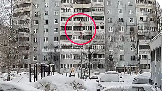 [動画2:15] 6階に住む女性「自宅のドアが開かなくて出られない、窓から飛び降りるか・・・」
