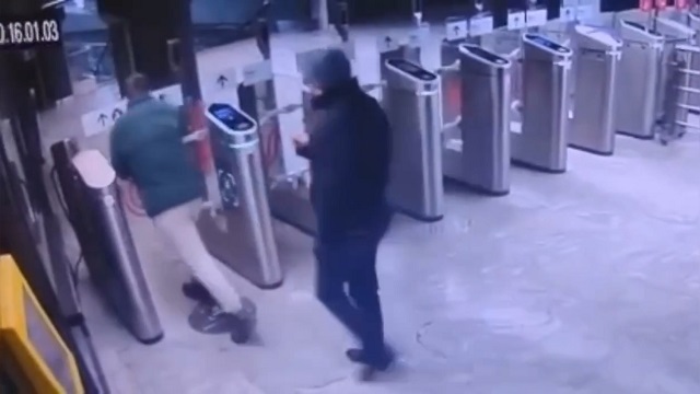 [動画0:10] ロシア人の男「地下鉄の改札は、ガラス扉を割って通る♪」