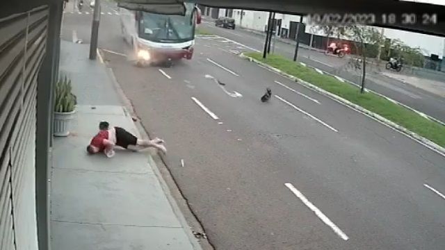 [動画0:23] 警察から逃走するバイク、バスに吹っ飛ばされる