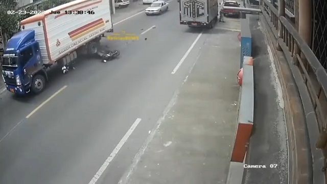 [動画0:42] トラックの運転手さん、転倒したライダーの息の根を完全に止めちゃう