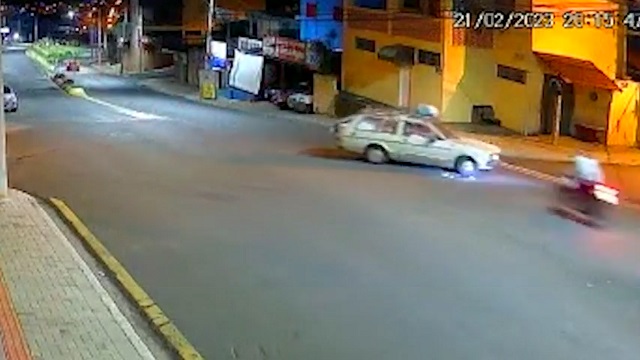 [動画0:33] 投げ出されたライダー、すっごい回転して道路に叩きつけられる