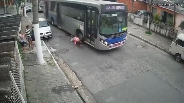 [動画0:17] バスの運転手、口論となった男性を轢く