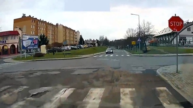 [動画0:23] 反対から来た車が一時停止違反、巻き込まれる