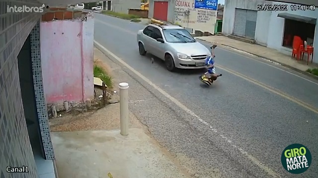 [動画0:18] 道路に飛び出す少年、撥ね飛ばされてタイヤに踏まれる
