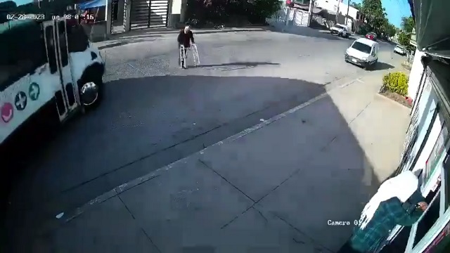 [動画0:14] ゆっくり道路を横断していた歩行器の男性、バスに撥ね飛ばされる