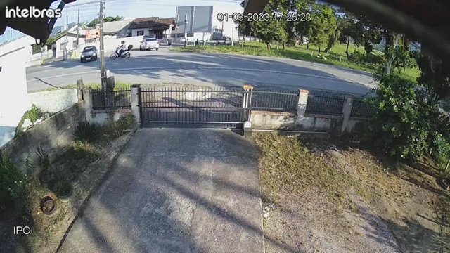 [動画0:21] 25歳女性ライダー、脇道から出てきた車に衝突して飛んでいく