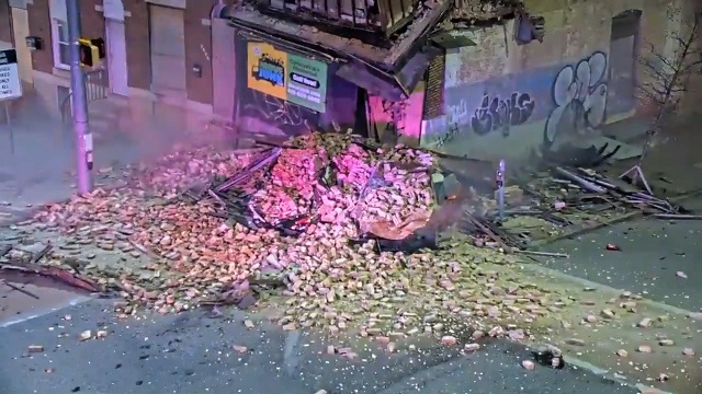 [動画0:36] 逃走車が突っ込んだ建物が崩壊、こんな崩れる・・・？