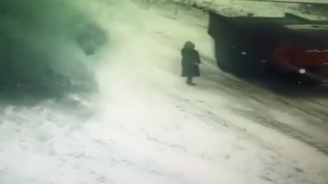 [動画0:22] ロシア、屋根からの落雪が雪崩レベル