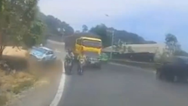 [動画0:23] 暴走トラック、車両を弾き飛ばしてバイクに迫る・・・！