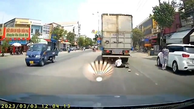 [動画1:23] バイクの高校生、トラックに轢かれるも車体の下から出てくる