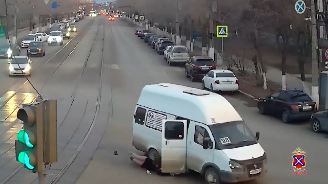 [動画0:32] ロシアのミニバス、19歳の女性を放出
