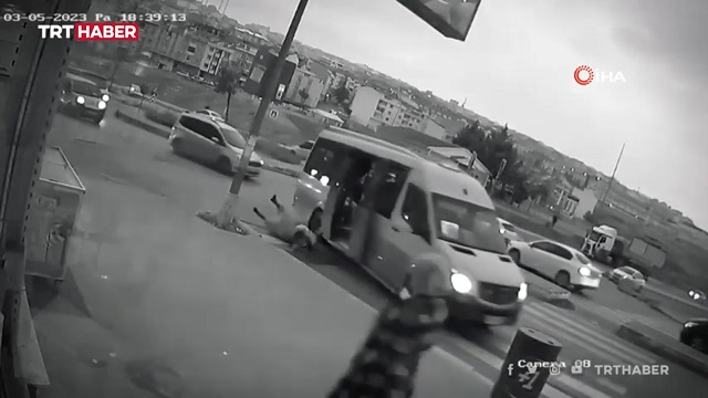 [動画0:40] トルコのミニバス、走行中に母と子供を放出する