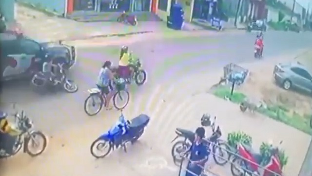 [動画0:06] 軍警察さん、バイクの女性を倒して轢く