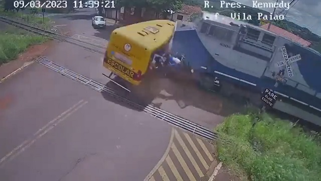 [動画0:36] 知的障害のある子供を乗せたバスに列車が衝突…！カメラに映った悲惨な事故