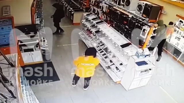 [動画0:29] ロシア人「MacBook欲しい！！店員殴って奪ったろ！！」