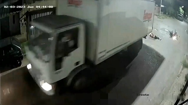 [動画0:30] トラックがひき逃げ、バイクの男性が亡くなる
