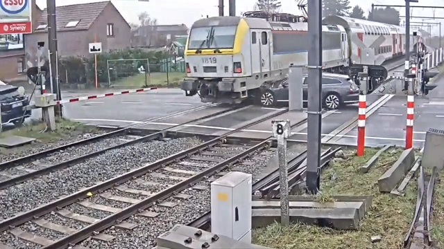 [動画0:30] 列車が通過する踏切、車が進入しちゃう