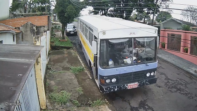 [動画0:26] ブレーキ故障のバス、修理に向かうも坂道を暴走