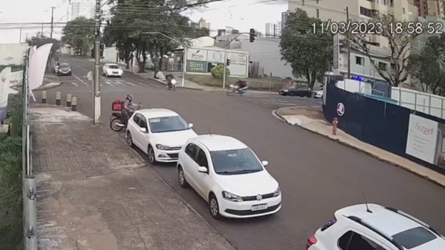 [動画0:31] バイクとバイクが衝突してバイクに直撃する