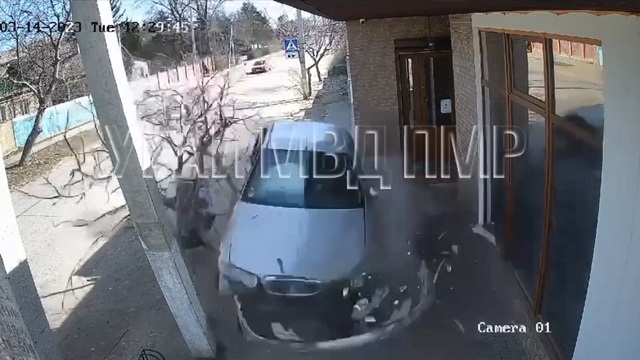 [動画0:23] 高齢女性、スピンした車に吹っ飛ばされる