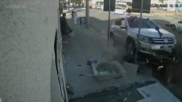 [動画0:10] 駐車中のバイク、一斉撤去される