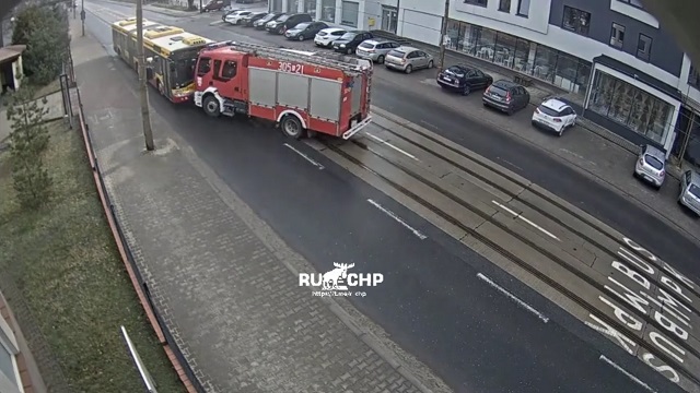 [動画1:44] 消防車、停車中のバスに正面から突っ込む