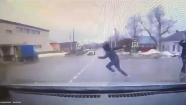 [動画0:13] 道路に飛び出した少年、飛んでいく