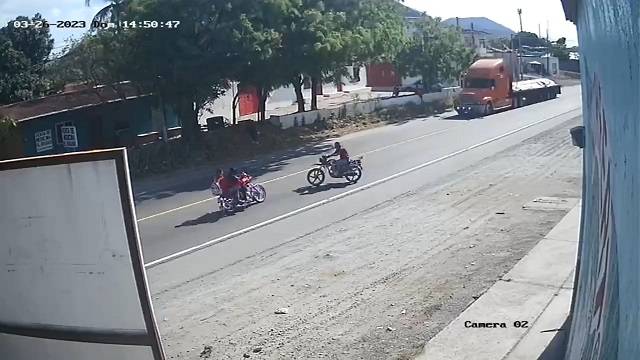 [動画0:15] これはヤバすぎるタイミング、バイク同士の衝突直後に大型トラックが・・・