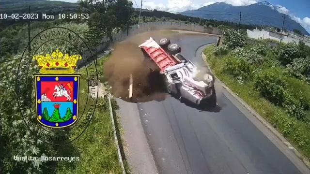 [動画0:42] グアテマラのトラック運転手、一瞬で道路を封鎖する