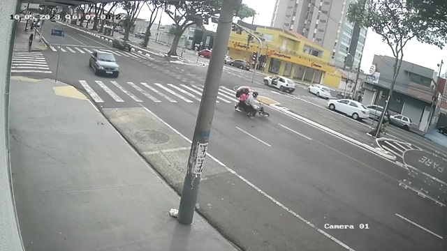 [動画0:46] ライダーさん、道路上のトラップに引っ掛かり転倒