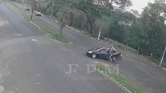 [動画0:57] 道路を横切る車にバイクが衝突、ライダーが投げ出されるもキレイに着地